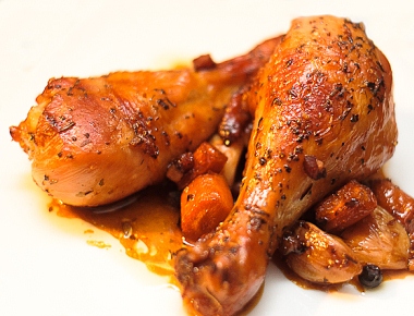 Juicy chicken is soft and juicy with minimum fat and is lifted from farms at 35 days of age. These birds are mostly used as grilled chicken and in restaurants. 